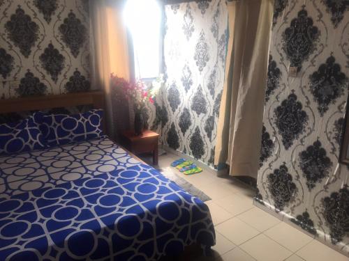 雅温得Studio - Yaoundé - Bastos的卧室配有蓝色和白色的床和窗户。