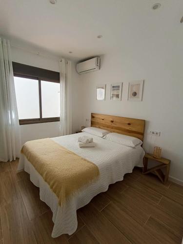 EsteponaCasita El Lagar的一间卧室配有一张大床和木制床头板