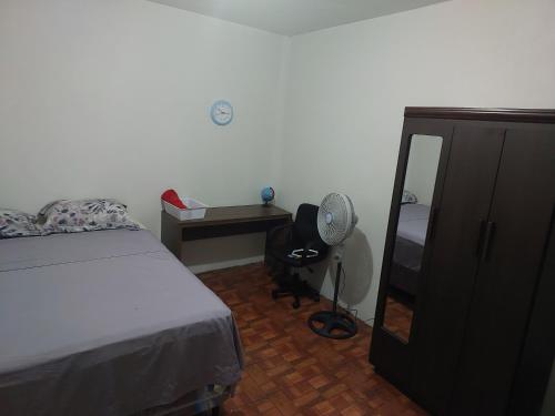 阿马蒂特兰Cómodo apartamento的一间卧室配有一张床、梳妆台和镜子