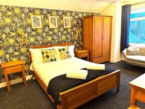波特马多克金羊毛旅馆的一间卧室配有一张床和一把椅子