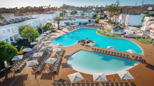 科拉雷侯罗伯斯海湾拉布兰达酒店的享有度假村游泳池的顶部景致