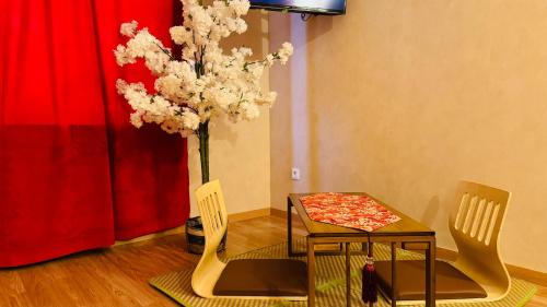 鲁贝Little Japan的一间配备有桌椅和树的用餐室