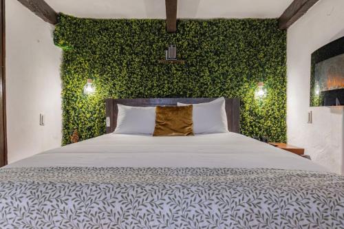 辛特拉Cozy Little Romm on Palace Patio的一间卧室配有一张带绿色墙壁的床