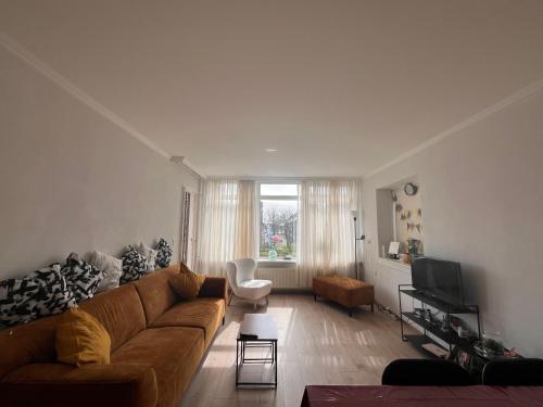 皮尔默伦德Lovely and spacious apartment in Purmerend的带沙发和电视的客厅