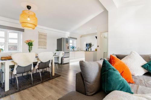 哈特尔普尔Stunning Ground Floor Hartlepool Marina Apartment的客厅配有沙发和桌椅