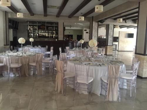 奥内什蒂La Strada的一个带白色桌椅的大型宴会厅