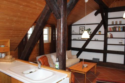 施利茨Loft 18的一个带水槽的厨房和一张沙发