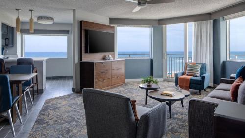 斯图尔特Marriott Hutchinson Island Beach Resort, Golf & Marina的带沙发、电视和桌子的客厅