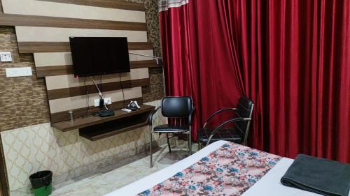 安巴拉Swastik Vatika的一间卧室配有床和红色窗帘
