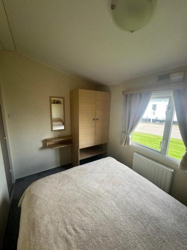 滨海莱斯当Atlas festival的一间卧室设有一张床和一个窗口