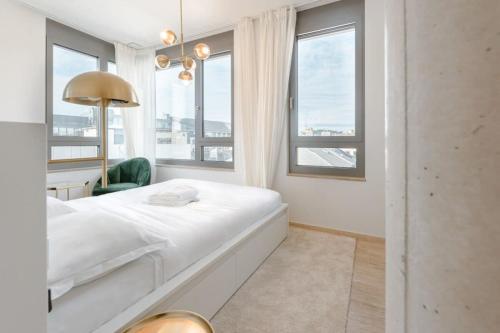 卢森堡City Elegance in Historic Ville-Haute ID173的一间白色卧室,配有床和2个窗户