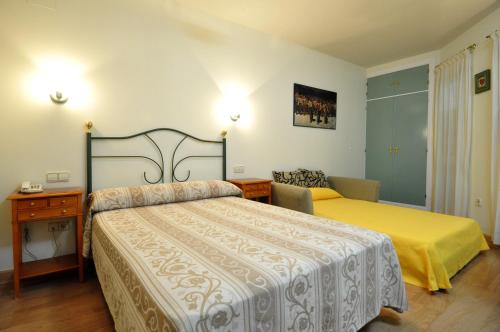 拉拉斯特里拉阿罗索蒂略公寓式酒店的酒店客房 - 带两张床、一张桌子和一张床