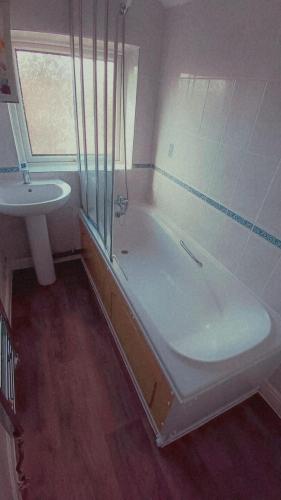 莱斯特Instant Lodge的带淋浴、浴缸和盥洗盆的浴室
