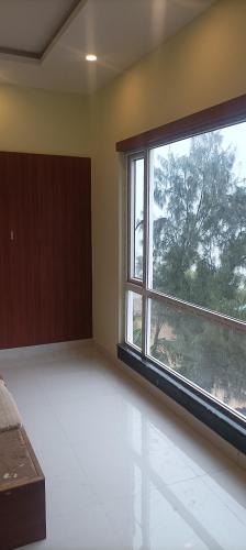 曼达莫尼ELITE MANDARMONI的卧室内的一个空房间,设有大窗户