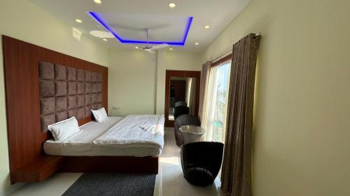 曼达莫尼ELITE MANDARMONI的一间卧室配有一张床和蓝色的灯光