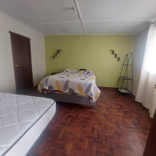 豪哈Alojamiento en Jauja - Céntrico的一间卧室配有一张床,铺有木地板