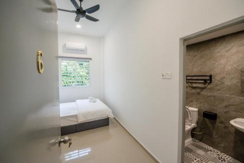 大山脚De Luma(The Rumah) @ Alma 8 bedroom/8 bathroom的小型浴室设有一张床和淋浴。