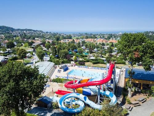 乌尔加特Grand Mobil Home的一个带游泳池和水滑梯的水上公园