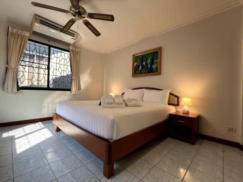 芭堤雅市中心Pool Villa at Central Pattaya Near Big C-EXTRA的一间卧室配有一张床和吊扇
