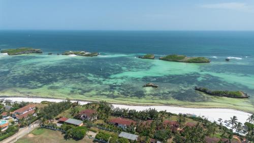 瓦塔穆Rafiki Tamu Residential Resort的海洋岛屿的空中景观