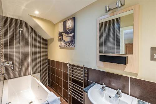 彭里斯白朗特伍德酒店的带浴缸、水槽和镜子的浴室
