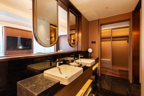 北京紫龙花园酒店的浴室设有2个水槽和镜子