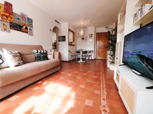 维拉VERALID Gran terraza, Wi Fi y AC en Puerto Rey的带沙发和大屏幕平面电视的客厅
