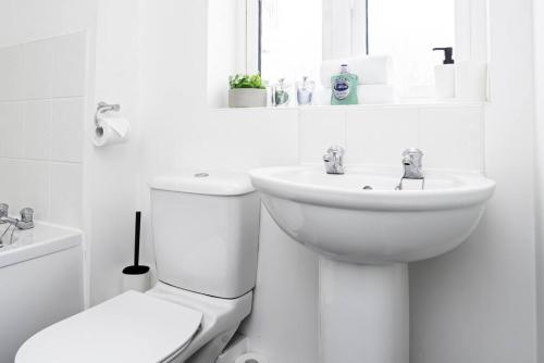 布里奇沃特K Suites - Shetland Court的白色的浴室设有卫生间和水槽。