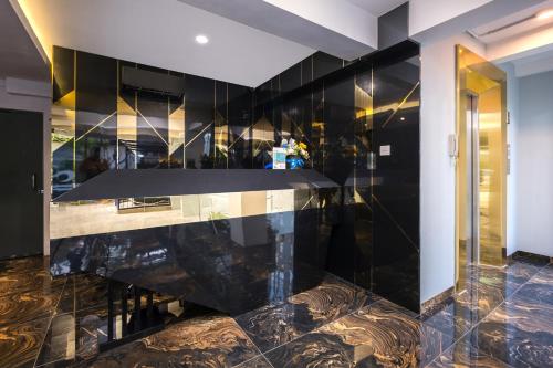 三宝垄Gold Hotel Simpang Lima的厨房设有黑色墙壁和大理石台面