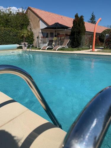 尼伊圣乔治克洛斯巴丹酒店的一座房子前面的蓝色海水游泳池