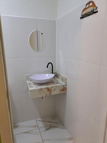 帕拉蒂Girassol Hostel by Katita的白色的浴室设有水槽和镜子