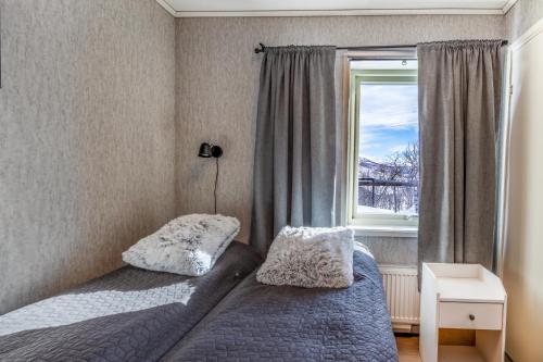 基尔匹斯扎我维Riekko Mökki的一间卧室设有一张床和一个窗口