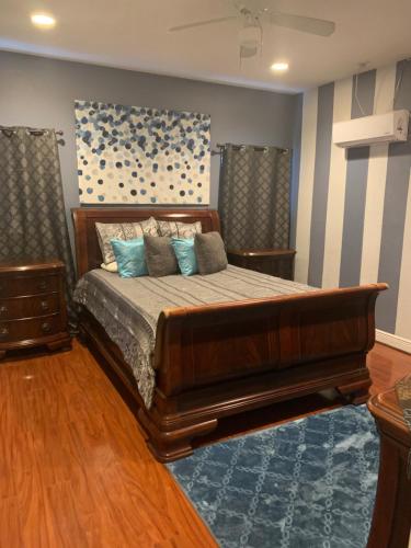 自由港市Quiet Haven的一间卧室配有一张带蓝色枕头的大床