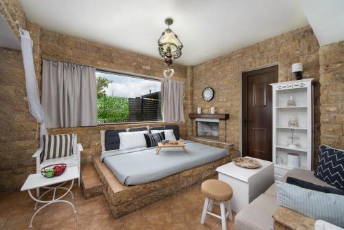 阿凡杜Evi's Afandou Suite的一间卧室设有一张大床和砖墙