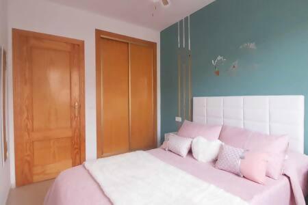 奥罗佩萨德尔马AyF ROMÁNTICO Y COQUETO EN PLAYA LA CONCHA的卧室配有带粉色和白色枕头的大床