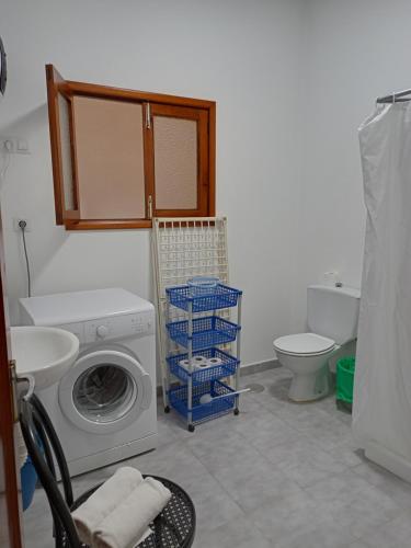 埃尔泰勒罗Pension Alvarez的一间带洗衣机和卫生间的浴室