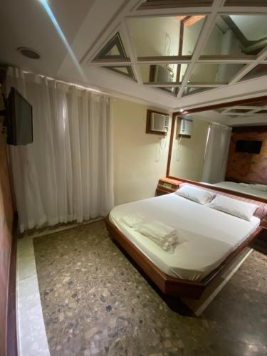 里约热内卢Megara的一间卧室,卧室内配有一张大床