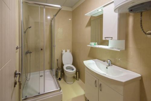 Kriva PalankaNoble House的带淋浴、卫生间和盥洗盆的浴室