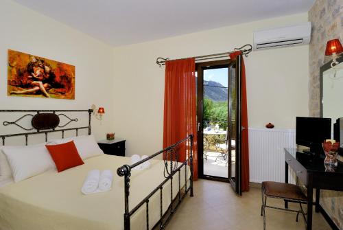 利昂尼迪翁拜赞蒂农酒店的一间卧室配有一张床、一张书桌和一个窗户。