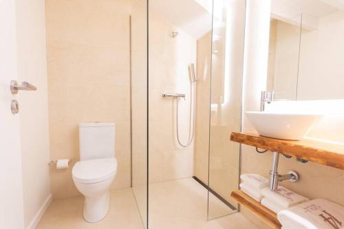 查韦斯Alojamento Porta14.4的浴室配有卫生间、盥洗盆和淋浴。