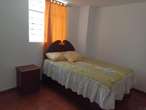 伊瓦拉GARDENIAS SUITS的一间小卧室,配有一张带窗户的床