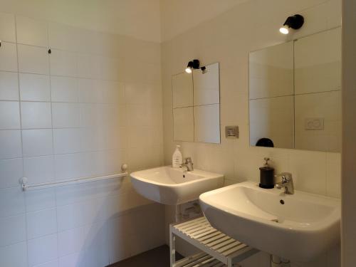 多马索Lake Como Beach Hostel的浴室设有2个水槽和镜子