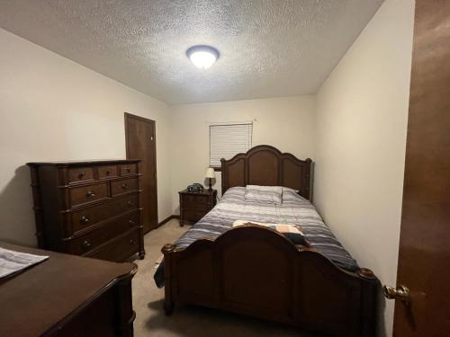 Mount GayRuby’s Retreat的一间卧室配有木床和梳妆台