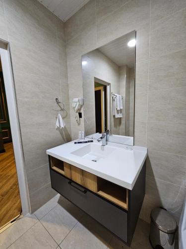 KokandSilk Road Kokand Hotel的浴室设有白色水槽和镜子