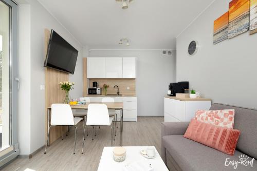 波别罗沃Grunwaldzka 12 B22 - Easy-Rent Apartments - 50m od plaży的客厅配有沙发和桌子