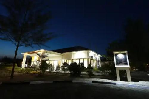 PasarbaruNew Belitung Holiday Resort的一座白色的大建筑,晚上有灯