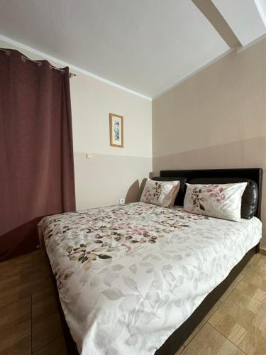 布德瓦Apartmani Simona的一间卧室配有一张带鲜花的大床