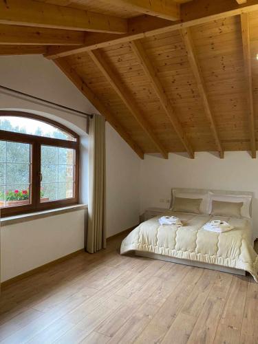 MuçajBujtina Salko的一间卧室设有一张床和一个大窗户