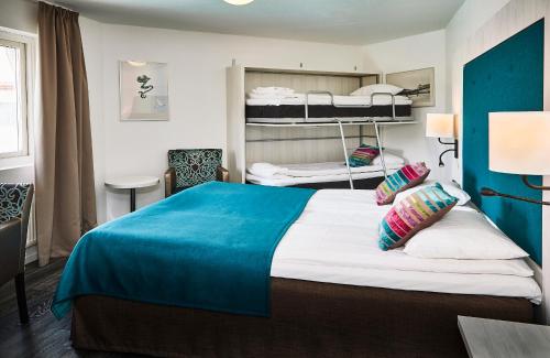 马尔默斯特厄普马尔默机场酒店的酒店客房配有一张床和双层床。