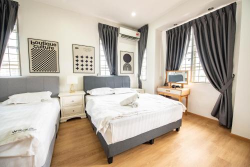大山脚DeLuma-Lovely 4R3B@Kota Permai的一间卧室配有两张床和电视